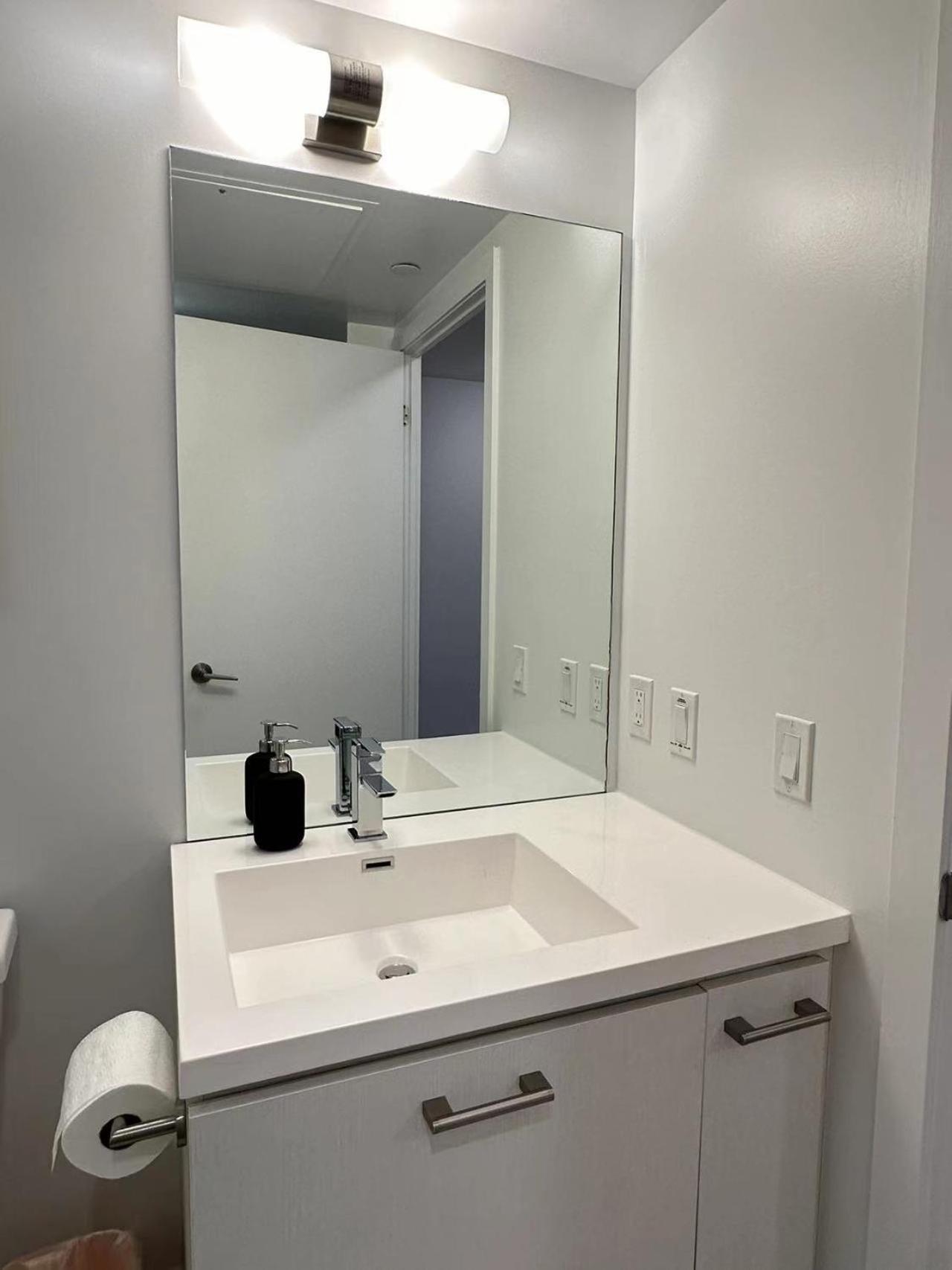 Lovely One Bedroom / Entertainment District P4 *