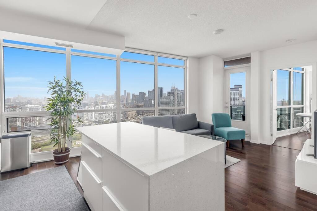 Apartment 2 Bedroom W/ Amazing Views & Parking *