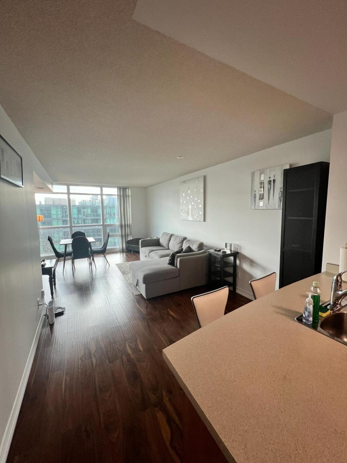 Downtown By The Lake Apartment *