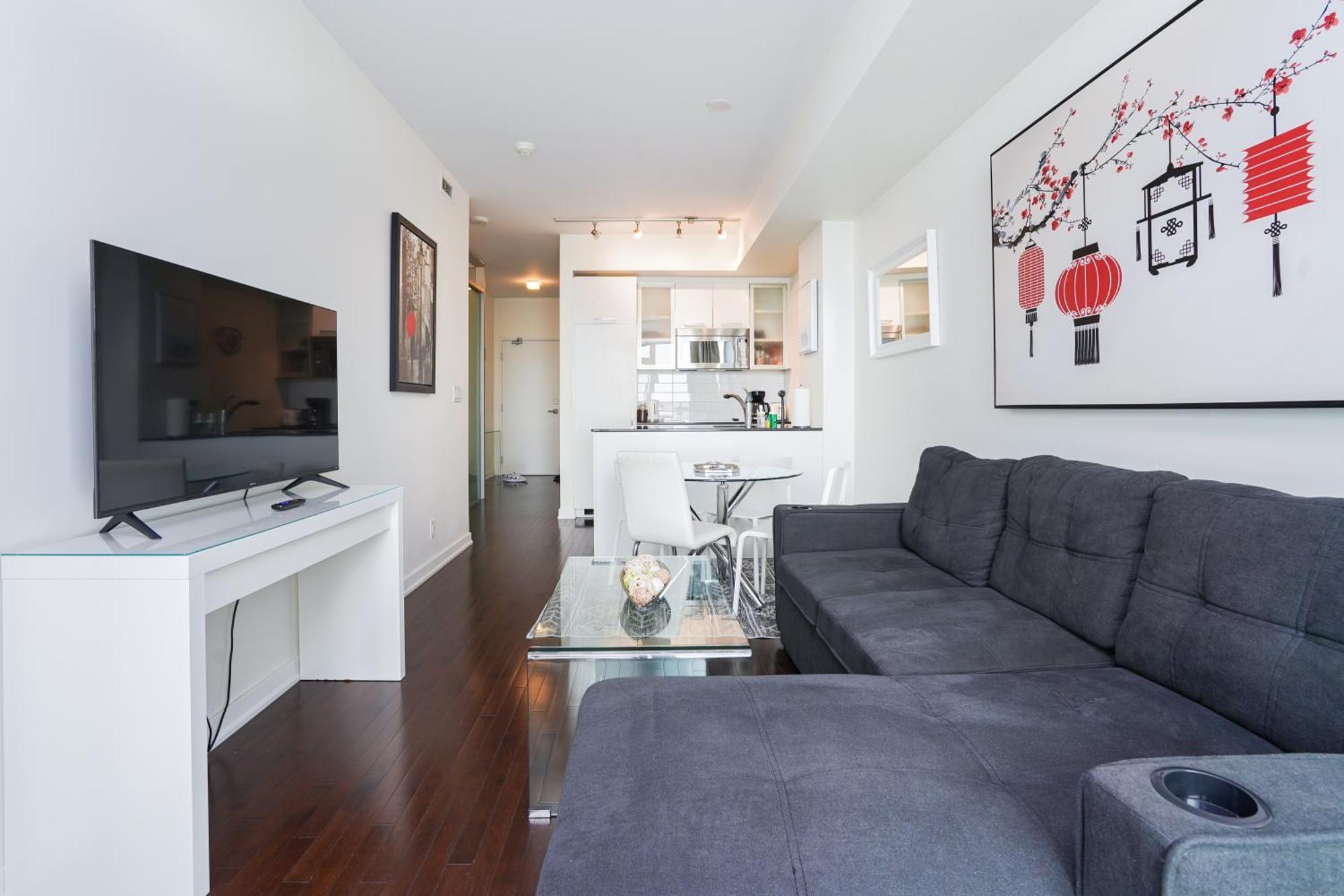 2 Bedrooms Downtown With Parking Apartment