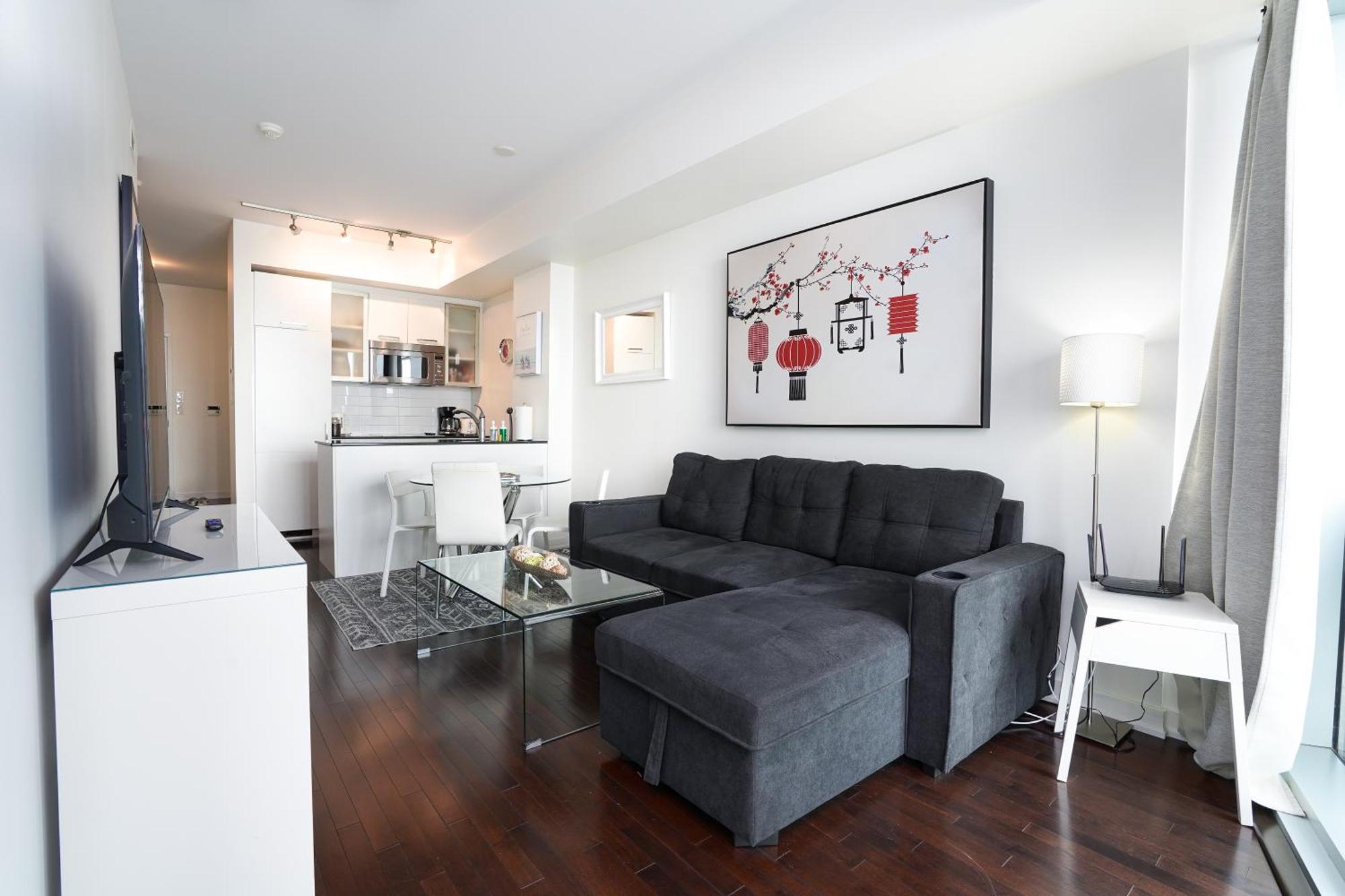 2 Bedrooms Downtown With Parking *