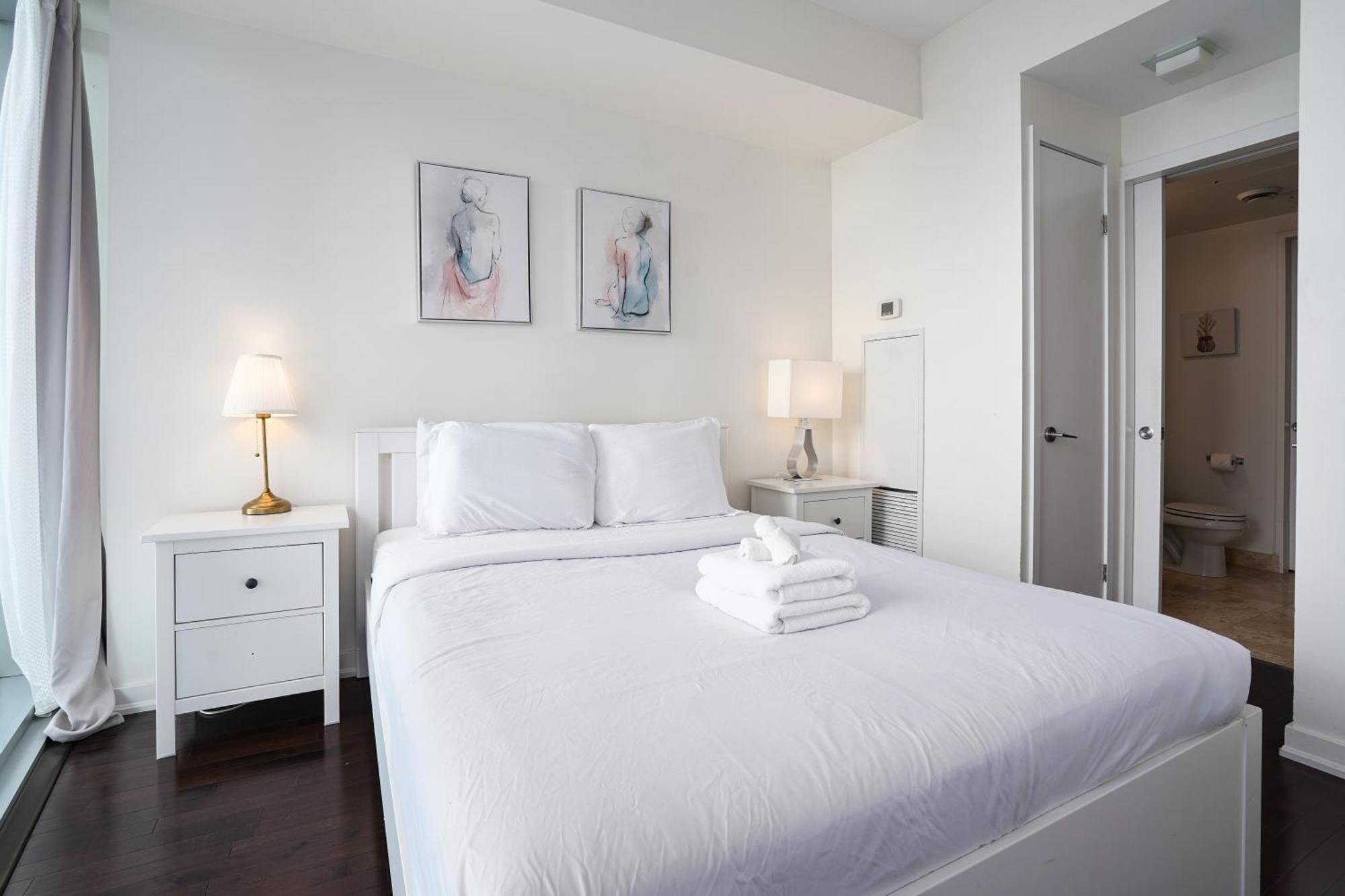 2 Bedrooms Downtown With Parking Apartment Toronto