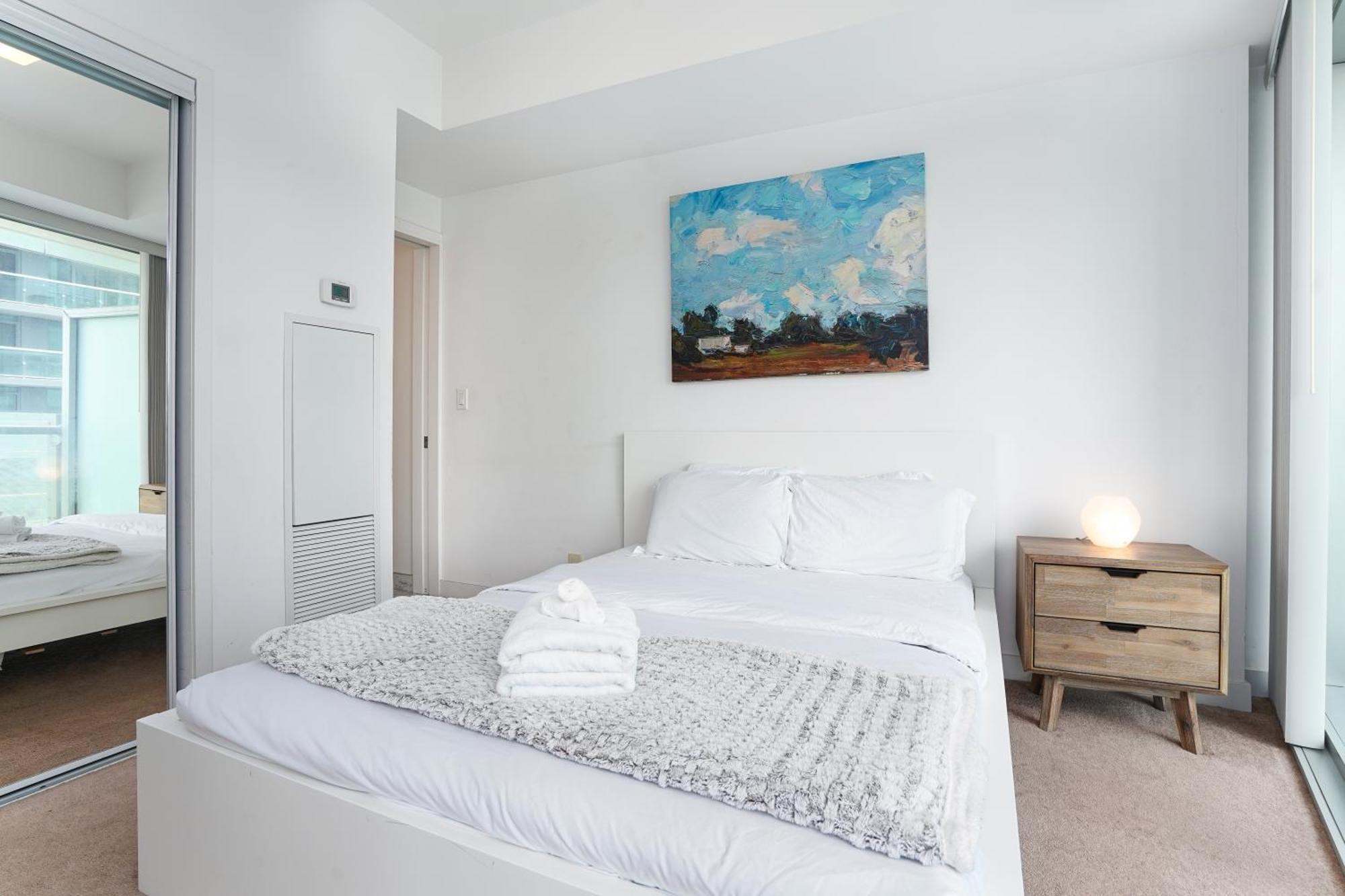 2 Bedrooms Downtown With Parking *