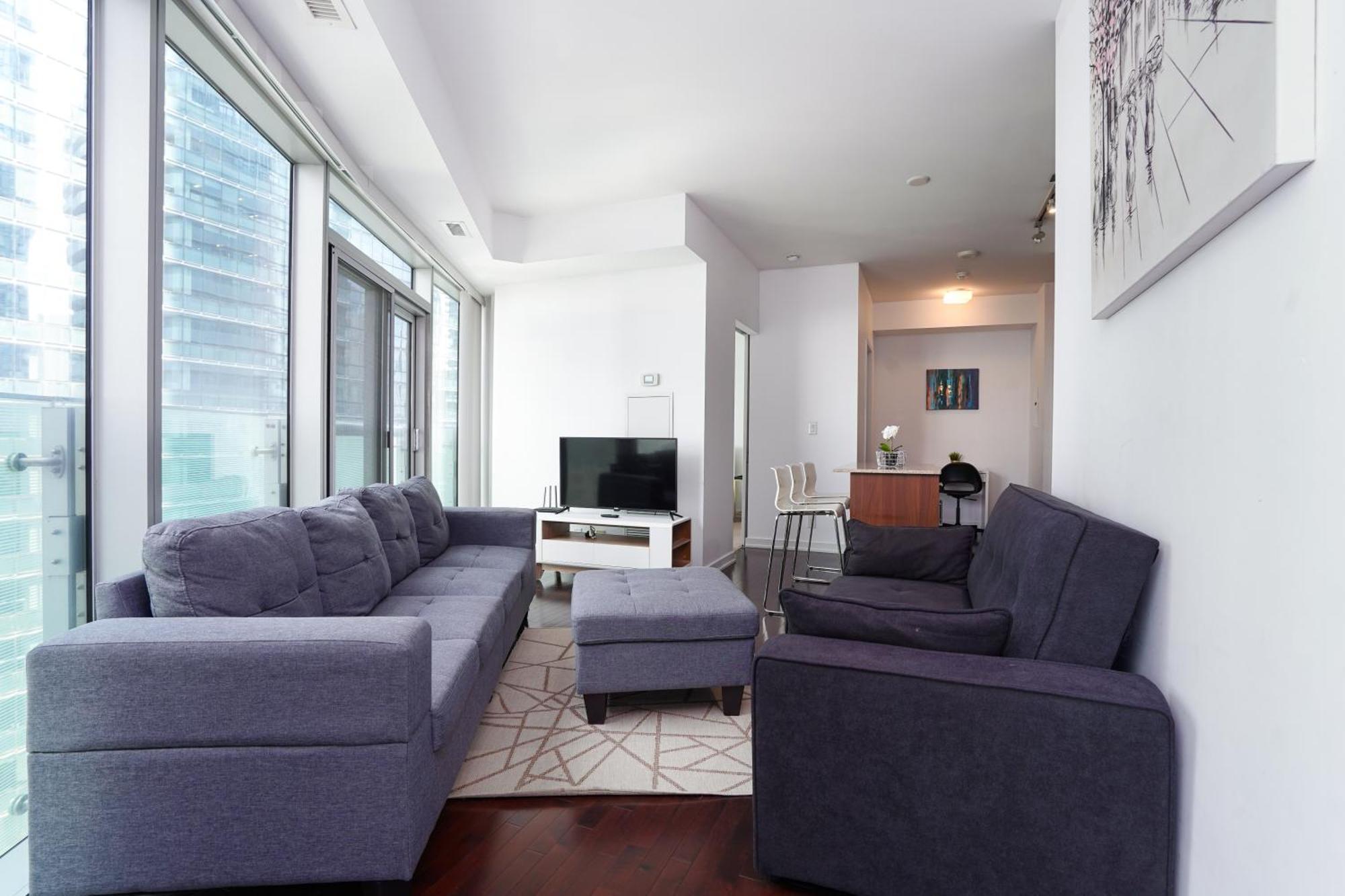 2 Bedrooms Downtown With Parking Apartment