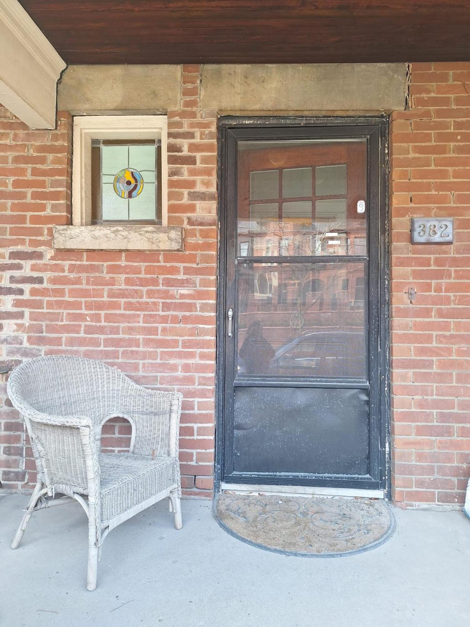 Spacious Next To Subway Line 1 Midtown Toronto