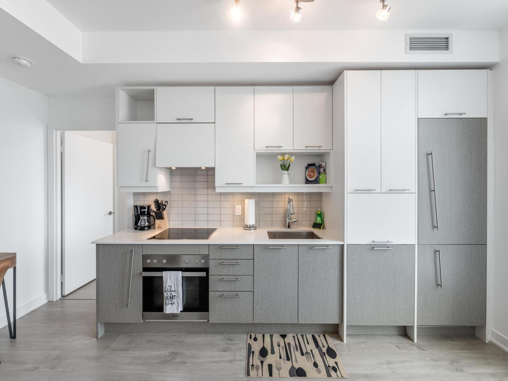 Designer One Bedroom - Entertainment District * Toronto