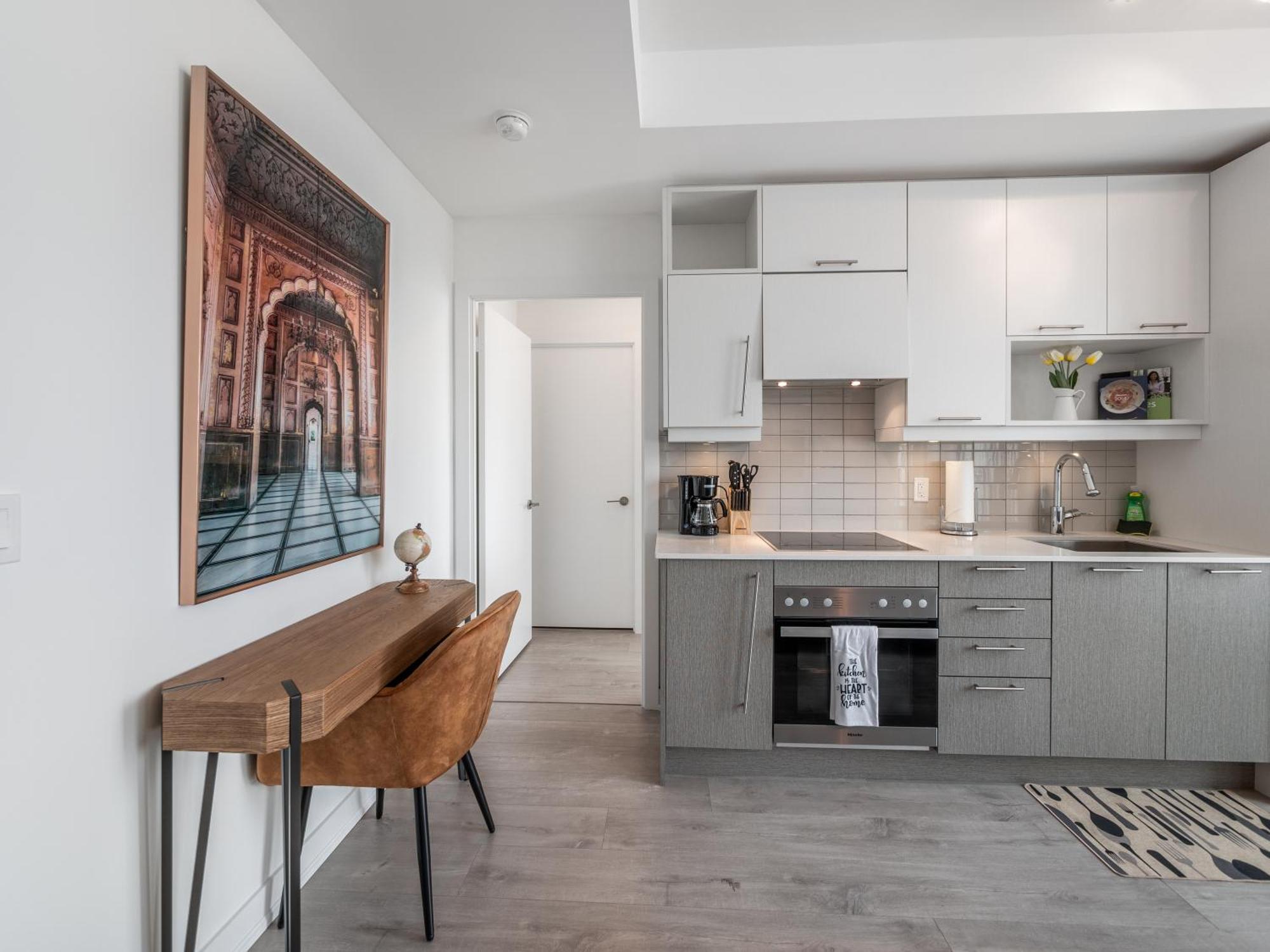Designer One Bedroom - Entertainment District Apartment *