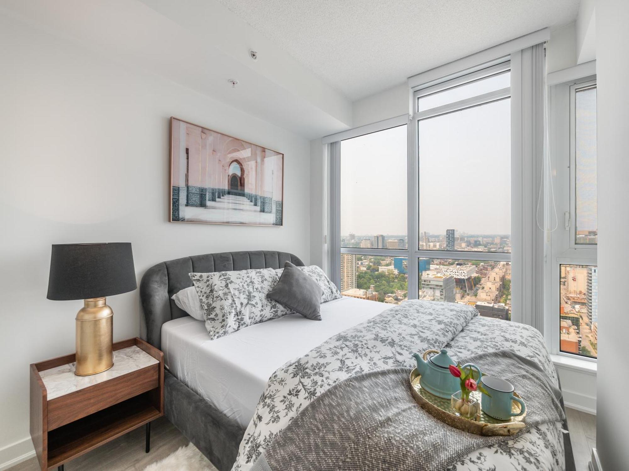 Designer One Bedroom - Entertainment District Apartment