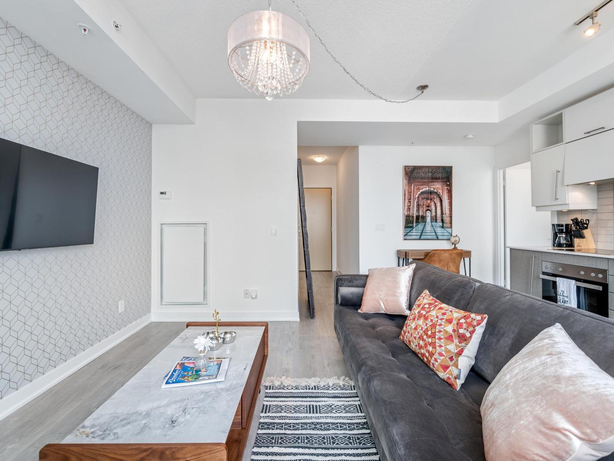 Designer One Bedroom - Entertainment District Apartment *