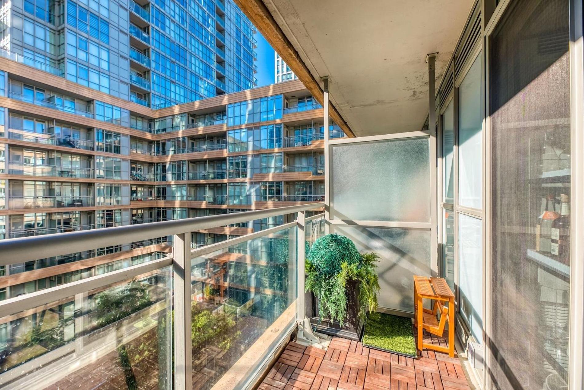 Downtown 2 Bedroom Gem With Free Parking Apartment Toronto