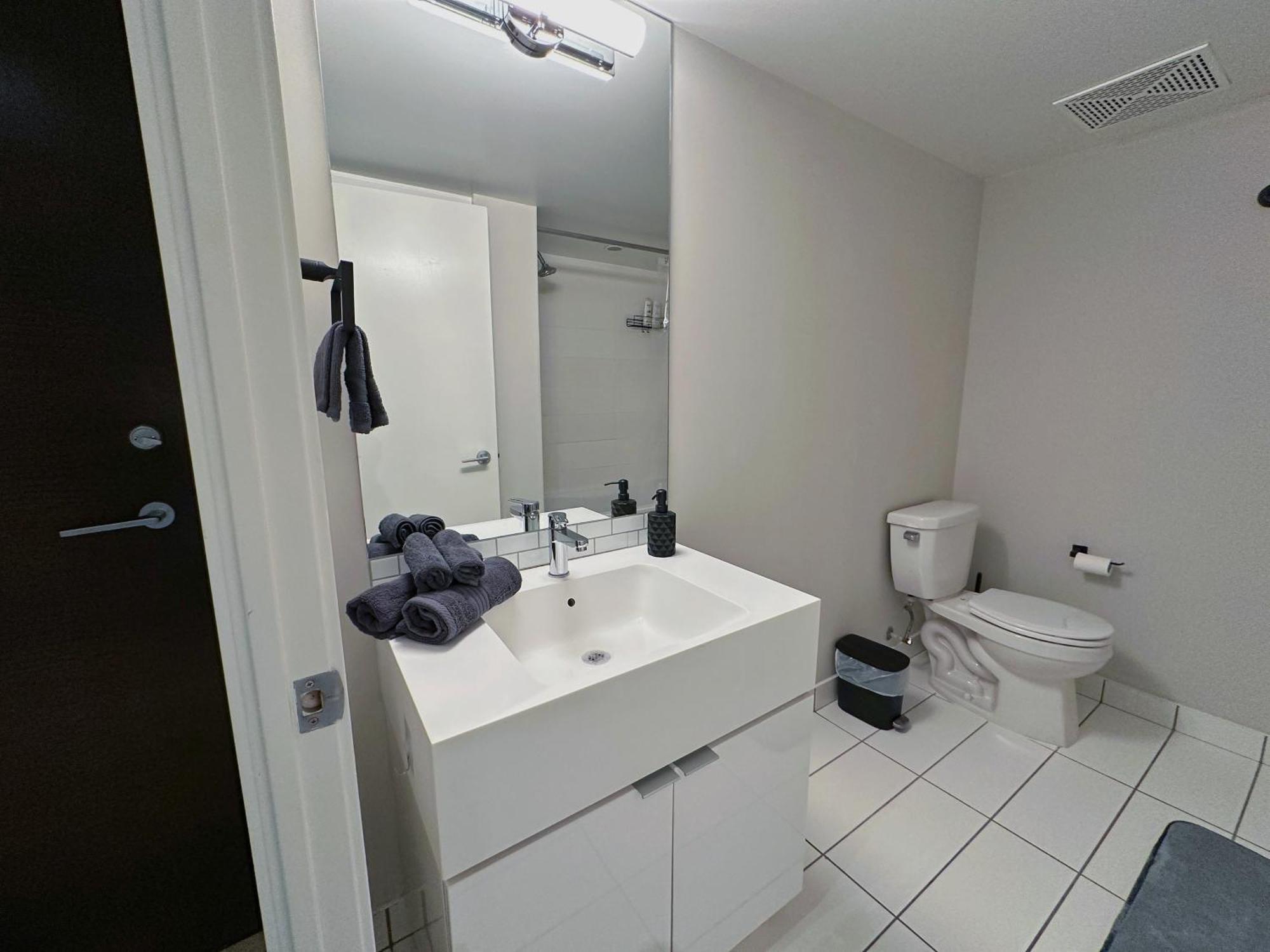 Downtown 2 Bedroom Gem With Free Parking Toronto