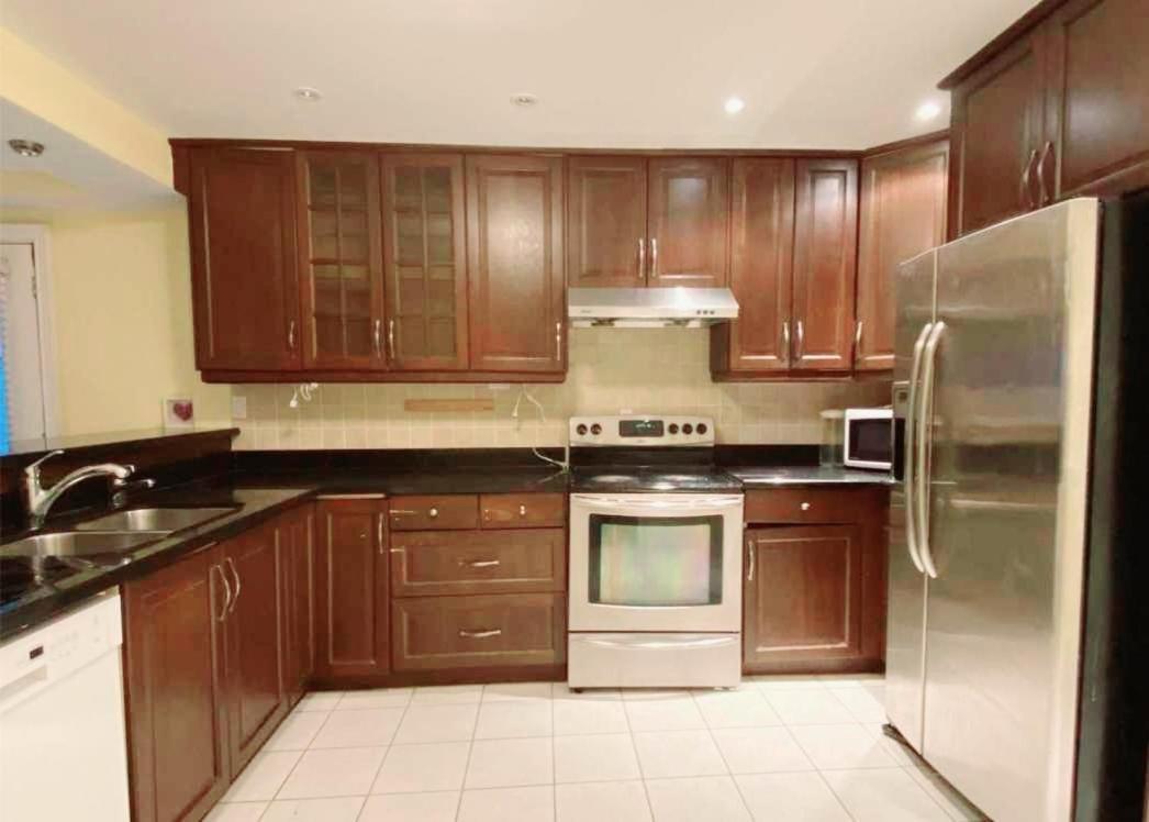 Beautiful At Yonge And Sheppard And North York Centre Homestay