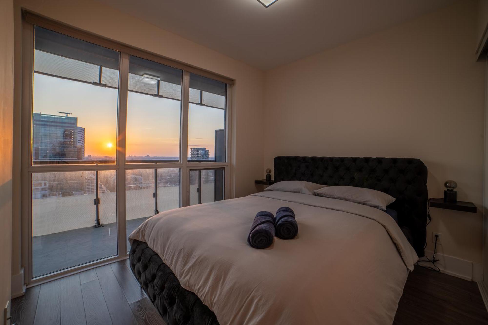 Luxury W/mesmerizing Sunset Views & Free Parking Toronto