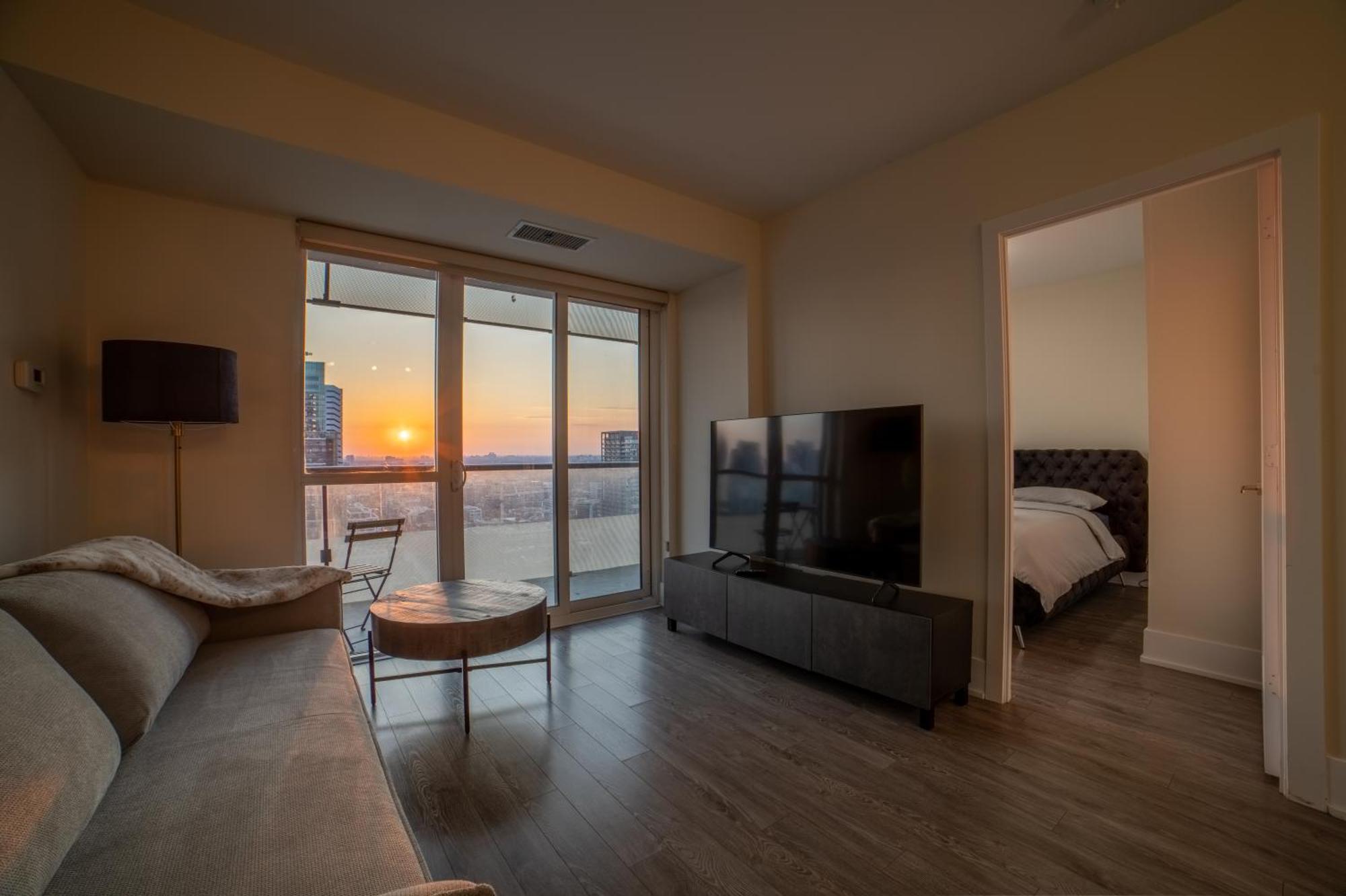 Luxury W/mesmerizing Sunset Views & Free Parking *