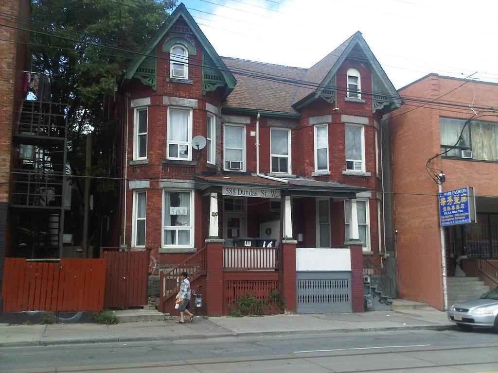 Guest house Travellers Toronto