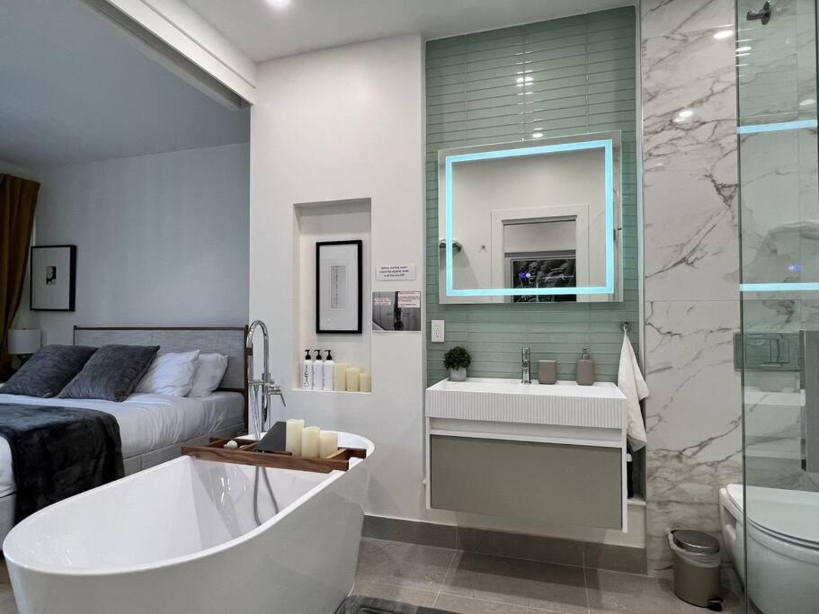 Chic 2 Bedroom With Parking Toronto