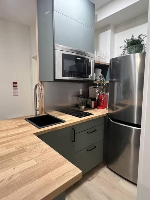 Chic 2 Bedroom With Parking Apartment Toronto