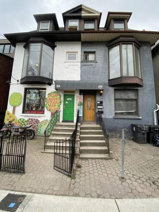 Chic 2 Bedroom With Parking Apartment