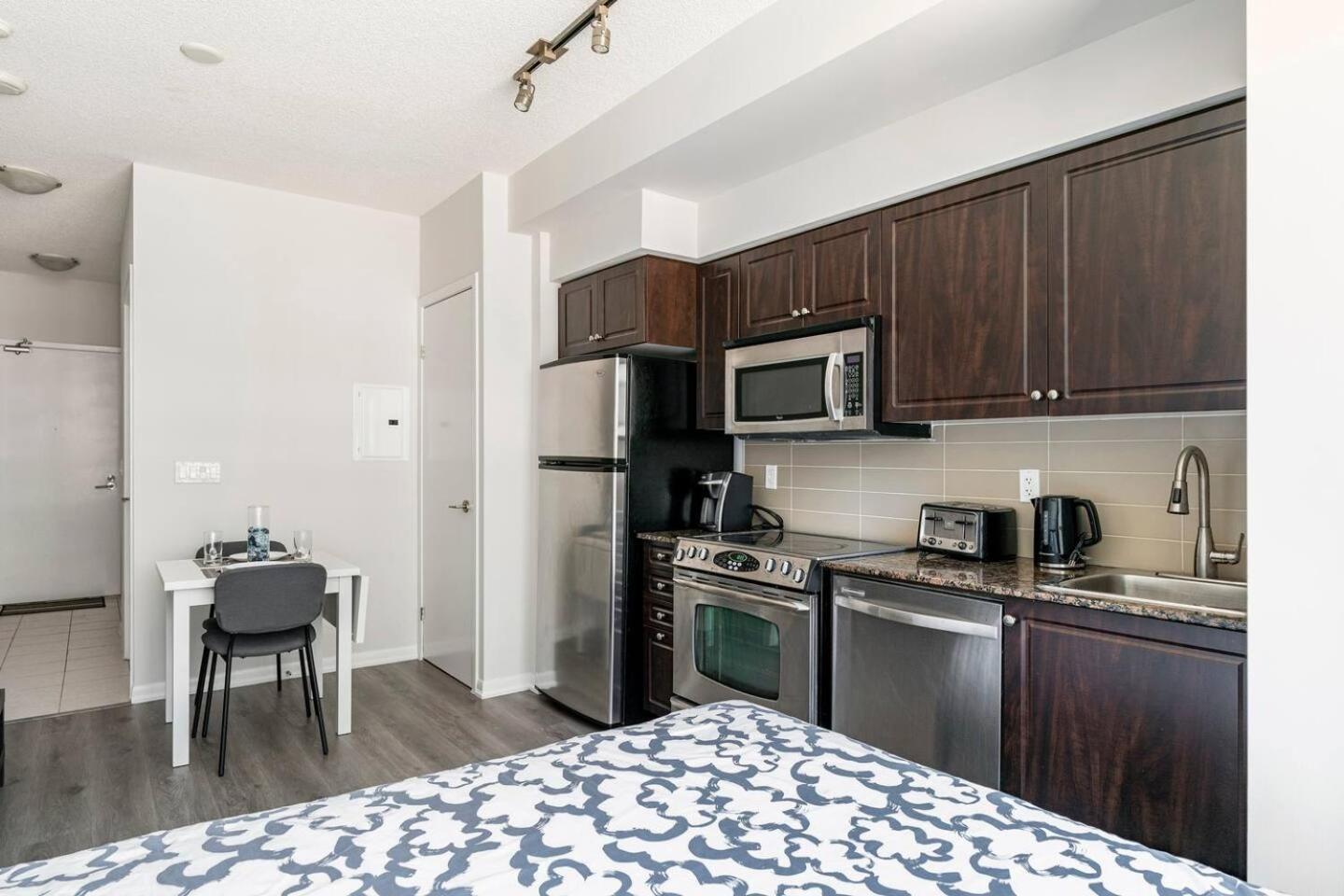 Apartment Luxury Steps To Cn Tower Toronto