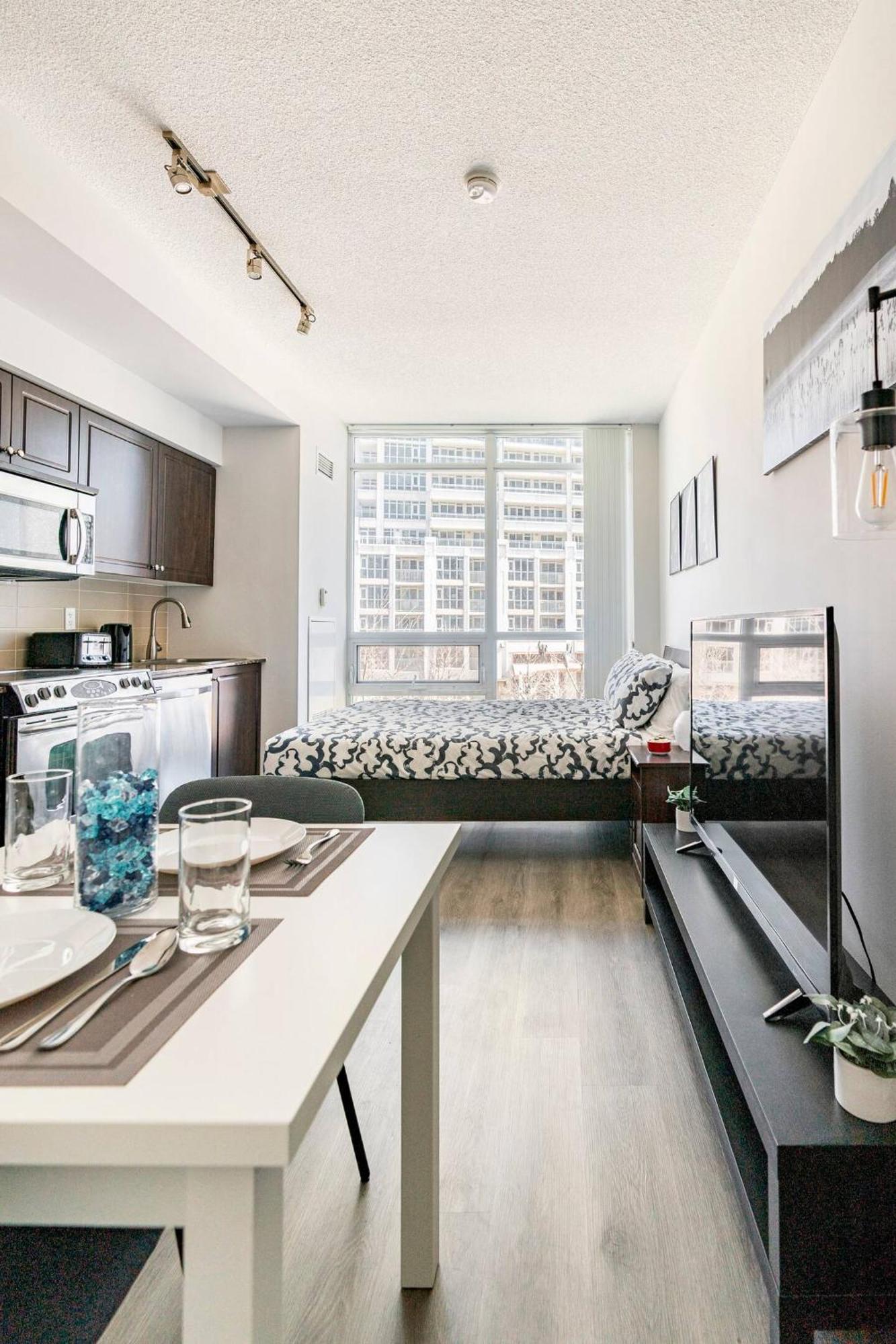 Luxury Steps To Cn Tower Apartment