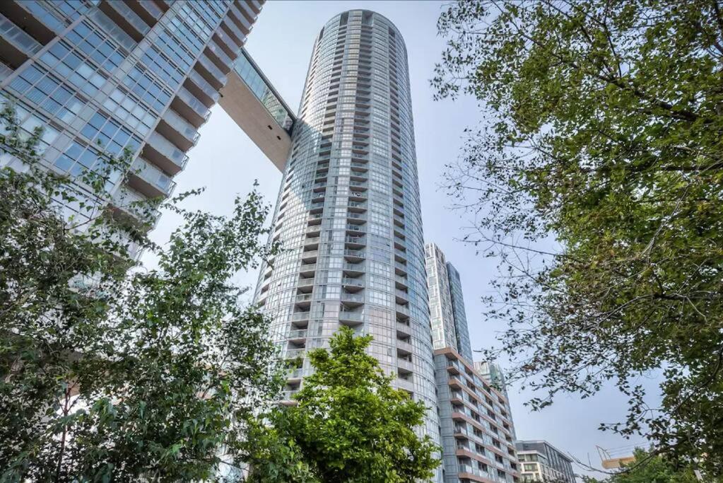 Lush By Cntower - Free Parking Apartment *