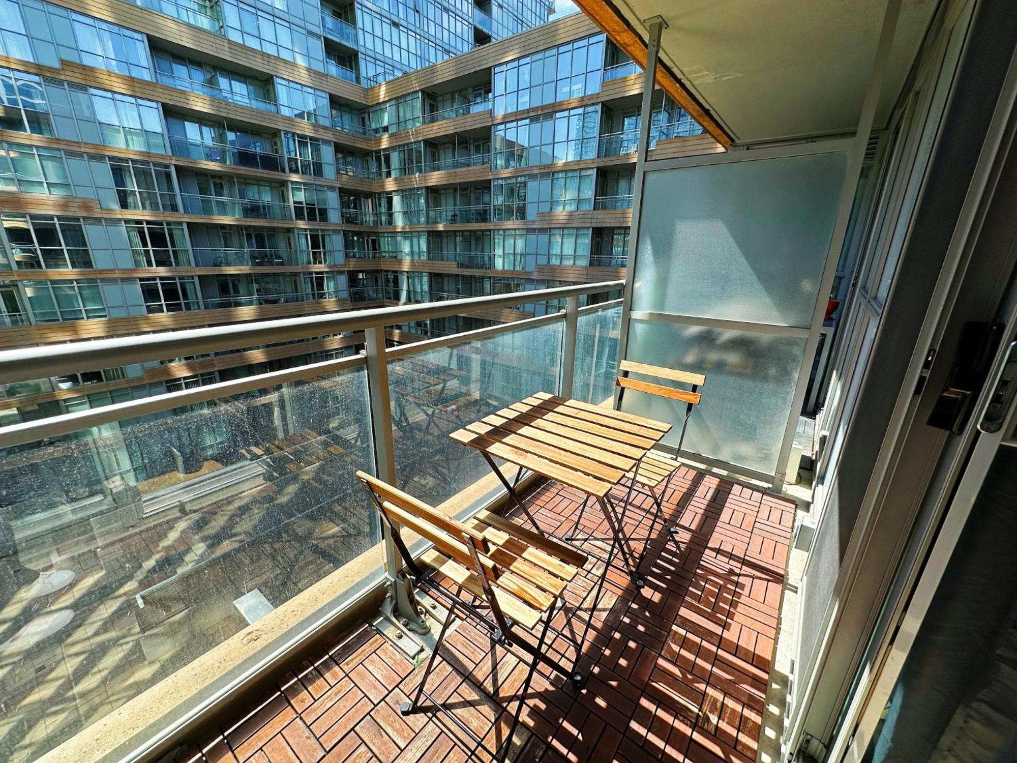 Apartment Downtown 2 Bedroom Gem With Free Parking *