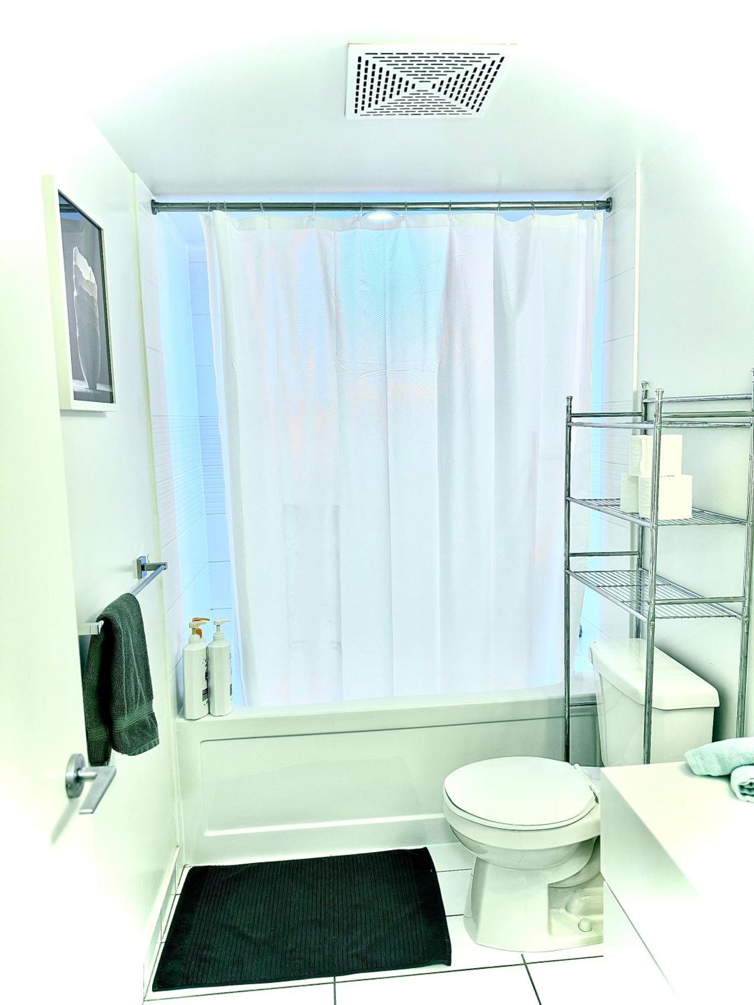 Lush By Cntower - Free Parking Apartment