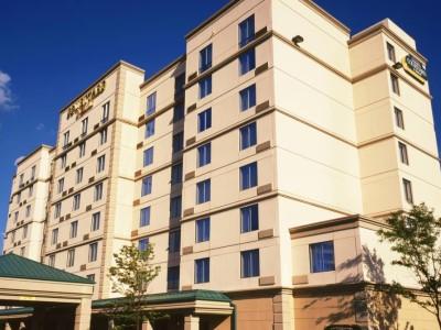 Courtyard By Marriott Airport