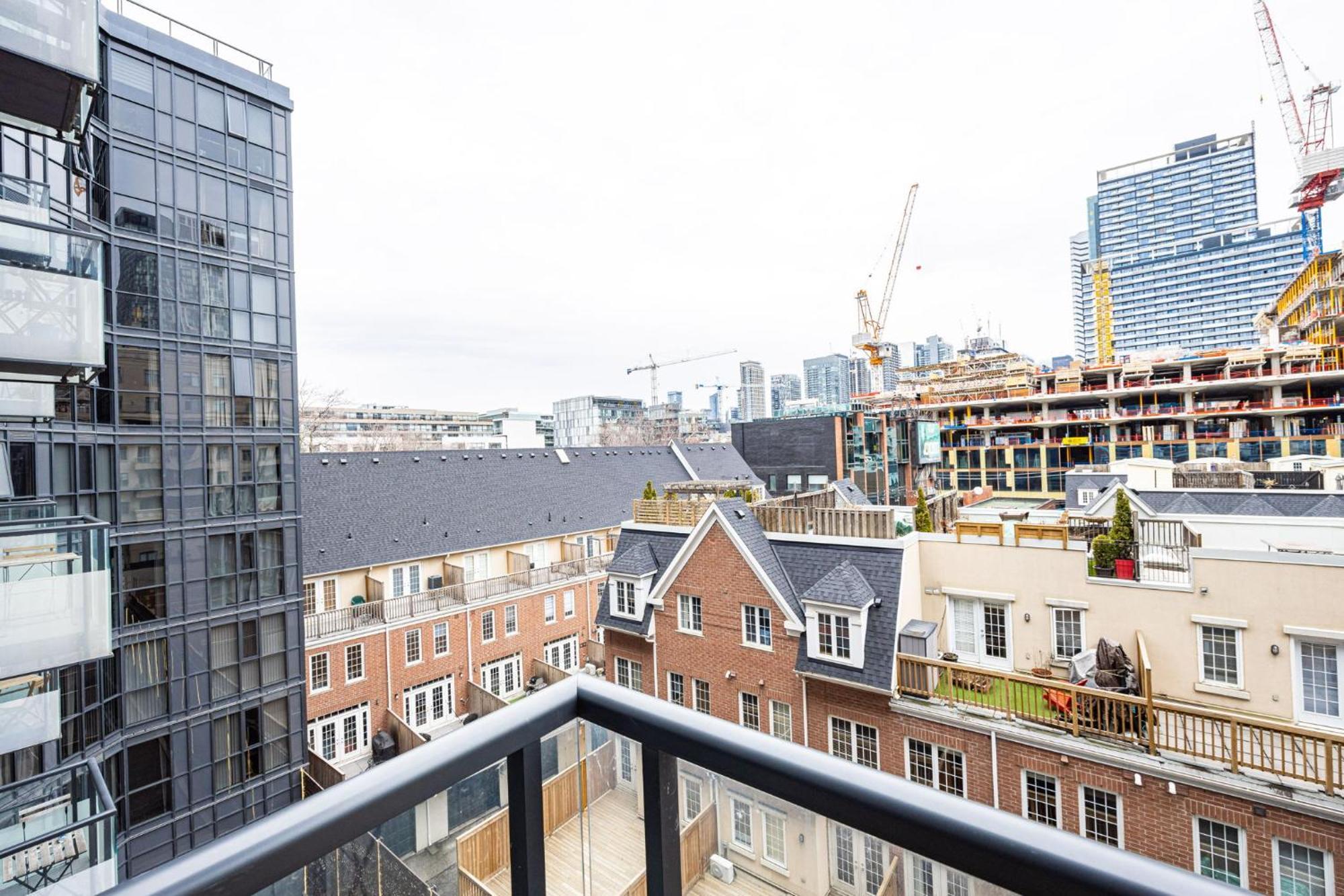 Dwtn Near Cn Tower! W/ Free Parking * Toronto