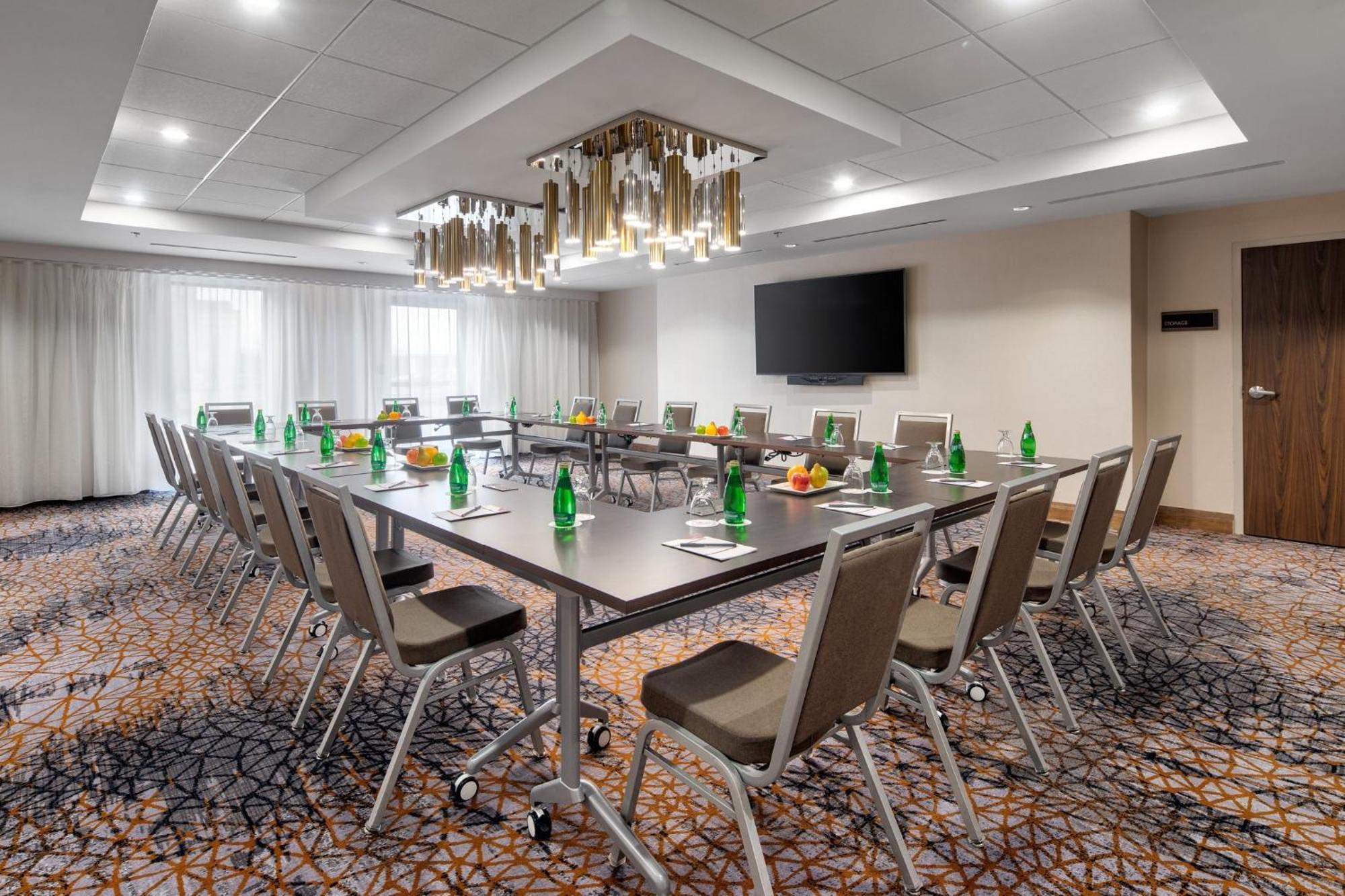 Hotel Crowne Plaza Airport By Ihg