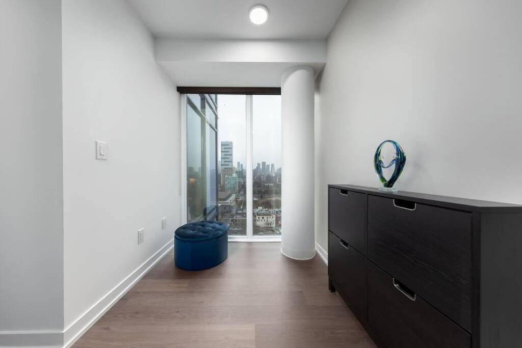 With A View, St. Lawrence Market Apartment *