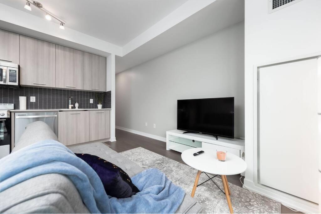 With A View, St. Lawrence Market Apartment *
