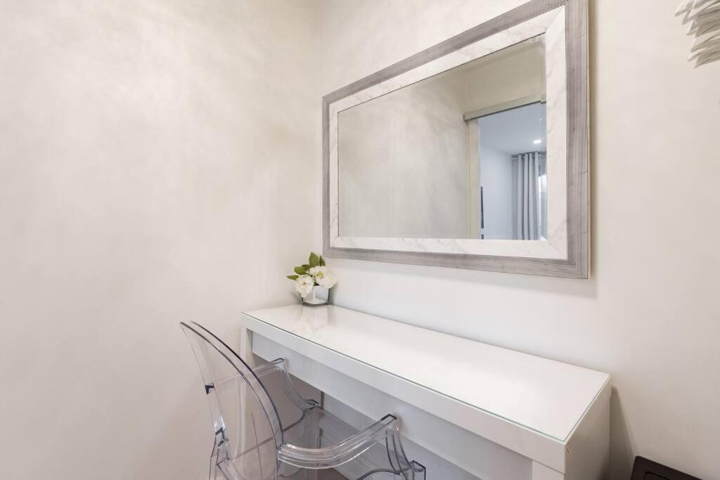 Luxe 2 Bed Downtown Near Waterfront Apartment