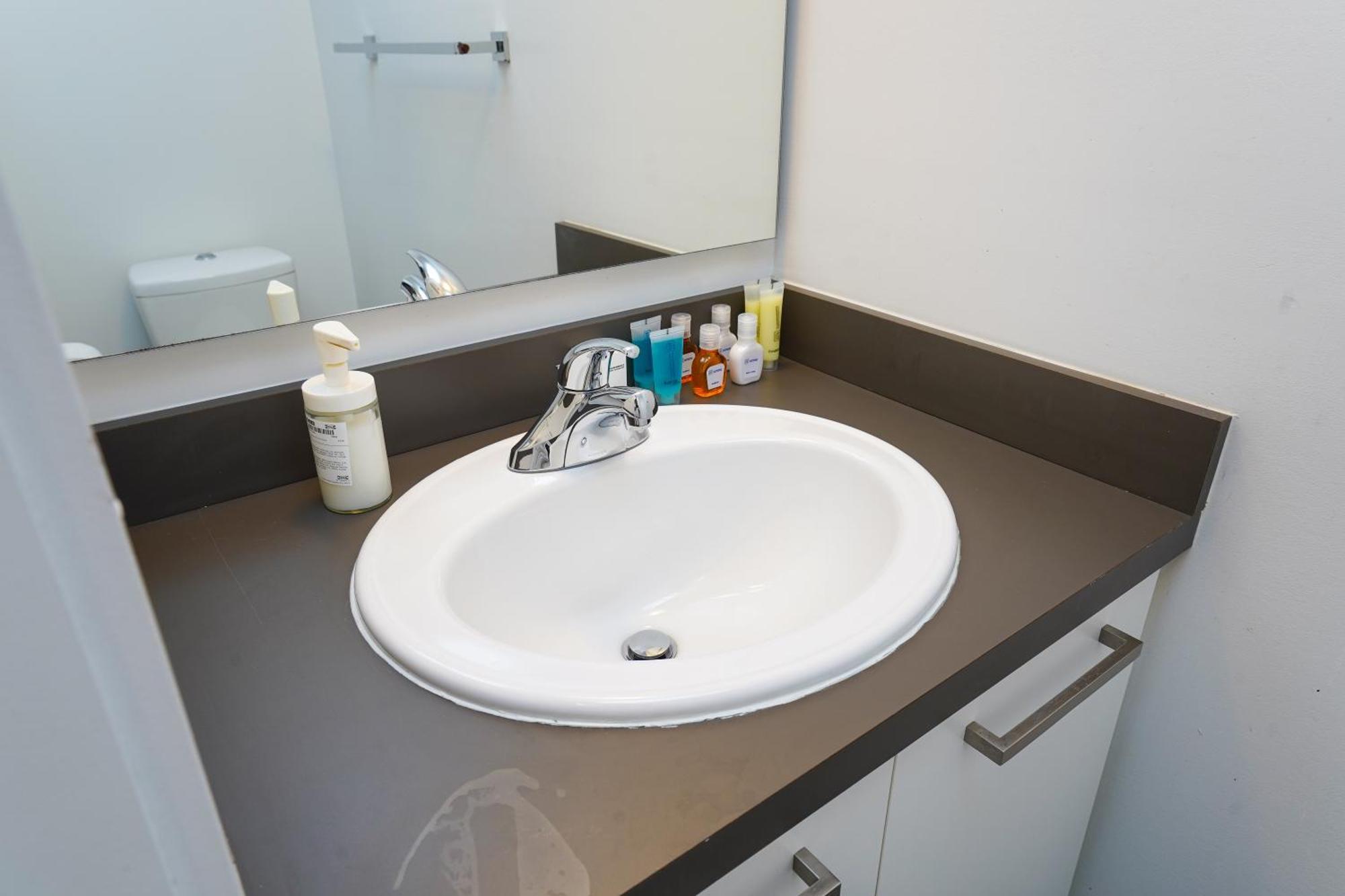 Apartment Downtown 2 Bedrooms With Parking Near Rogers Center