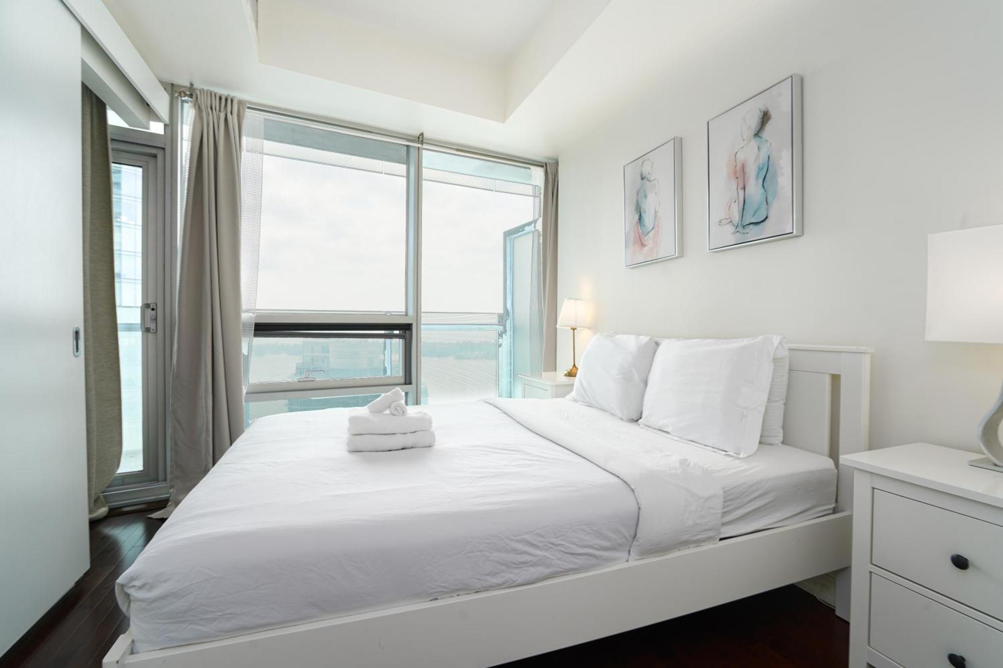 Downtown 2 Bedrooms With Parking Near Rogers Center
