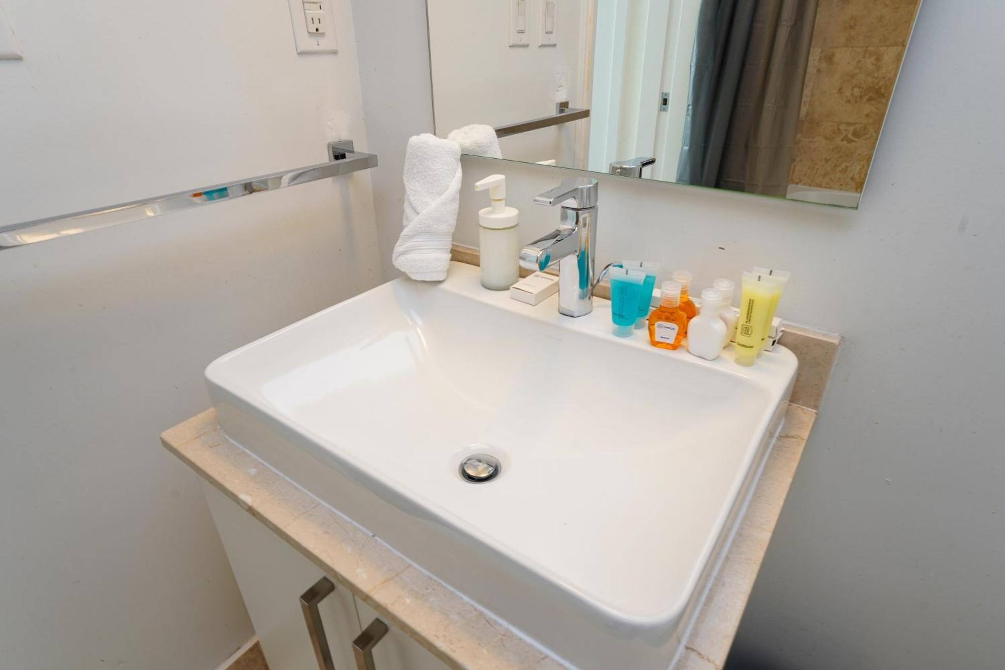 Downtown 2 Bedrooms With Parking Near Rogers Center Toronto