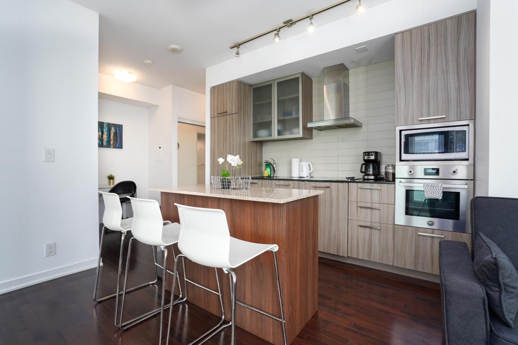 Apartment Downtown 2 Bedrooms With Parking Near Rogers Center