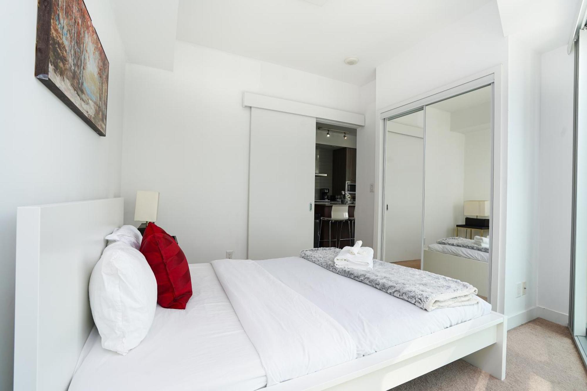 Apartment Downtown 2 Bedrooms With Parking Near Rogers Center