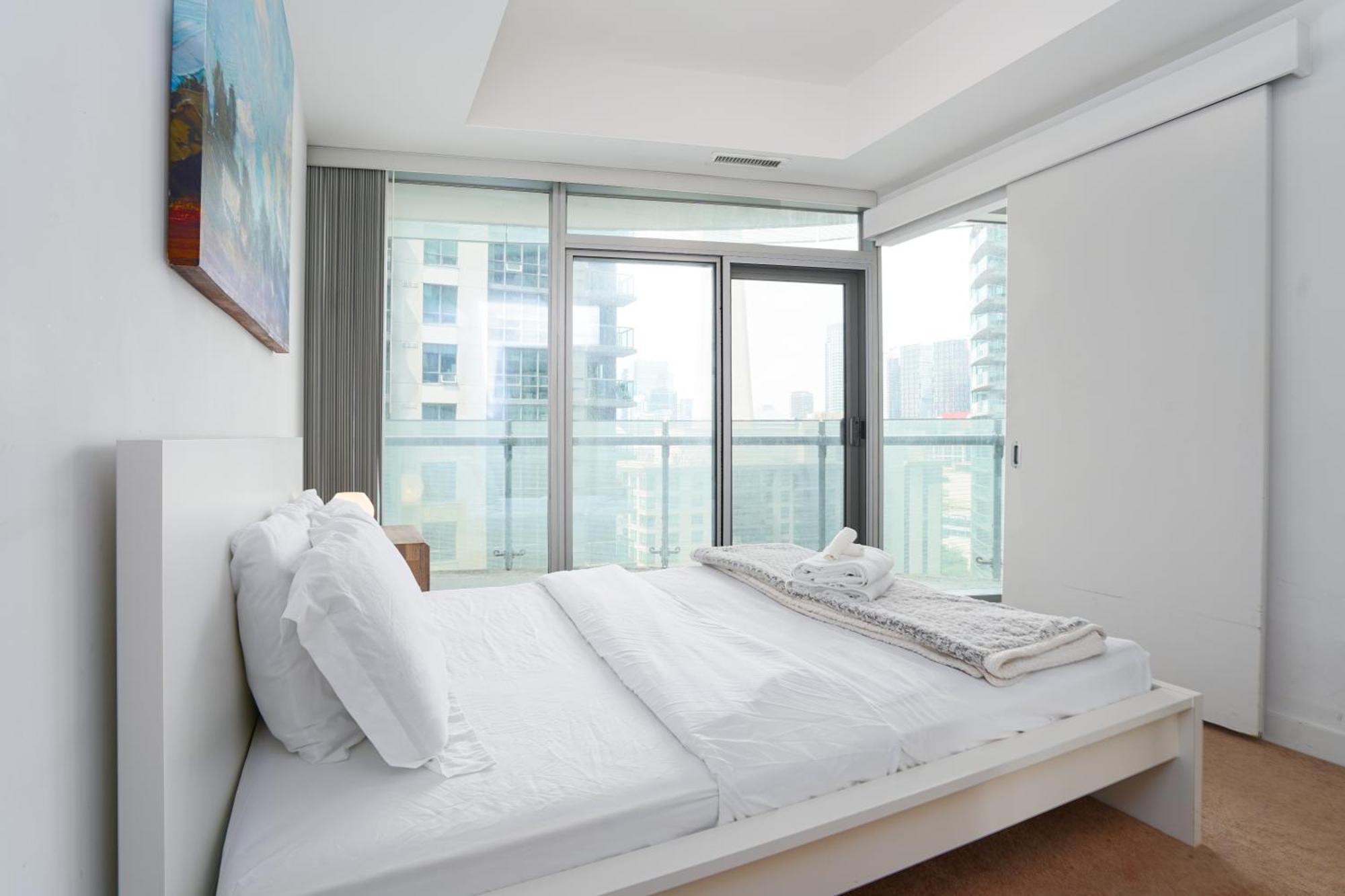 Downtown 2 Bedrooms With Parking Near Rogers Center