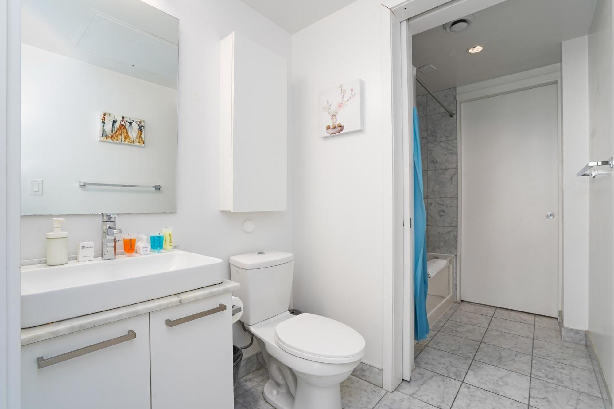 Downtown 2 Bedrooms With Parking Near Rogers Center
