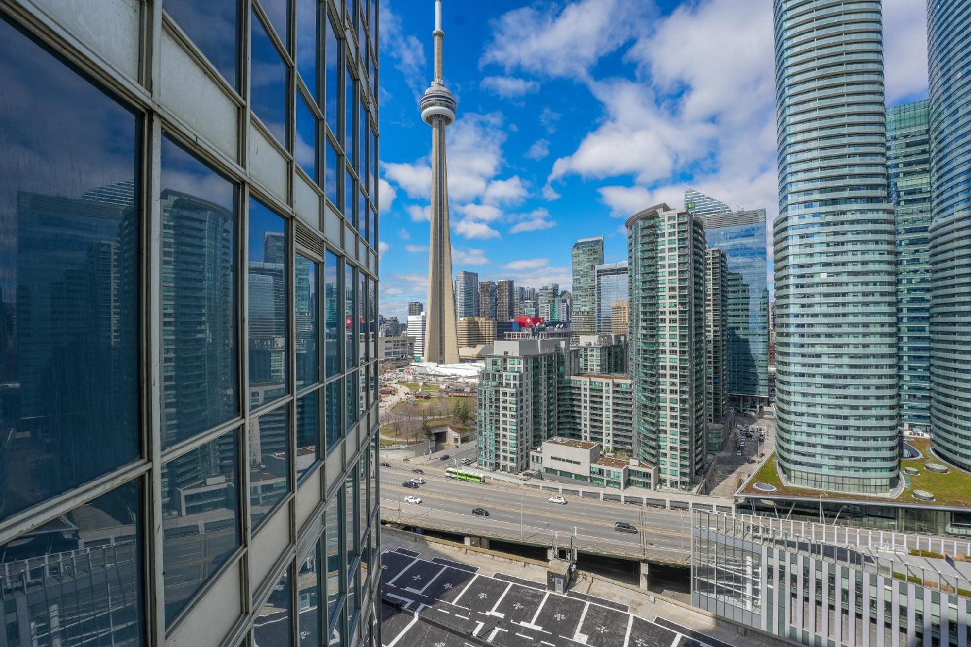 Apartment Views ~ Pool ~ Bbq ~ Harbourfront ~ Wifi Toronto