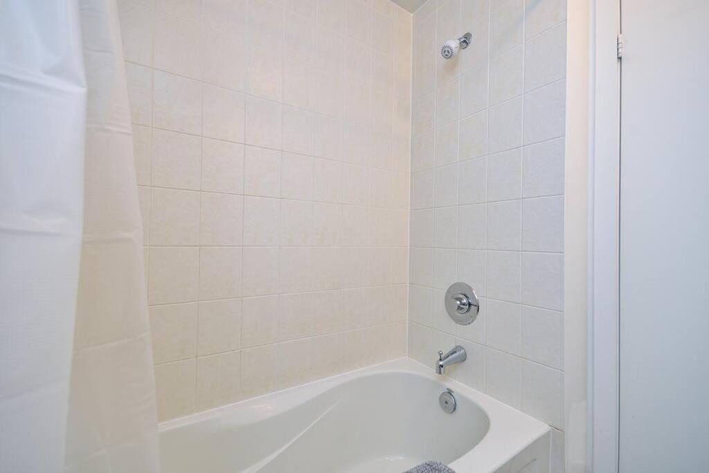 Apartment Downtown 2 Bedrooms With Parking Near Rogers Center Toronto