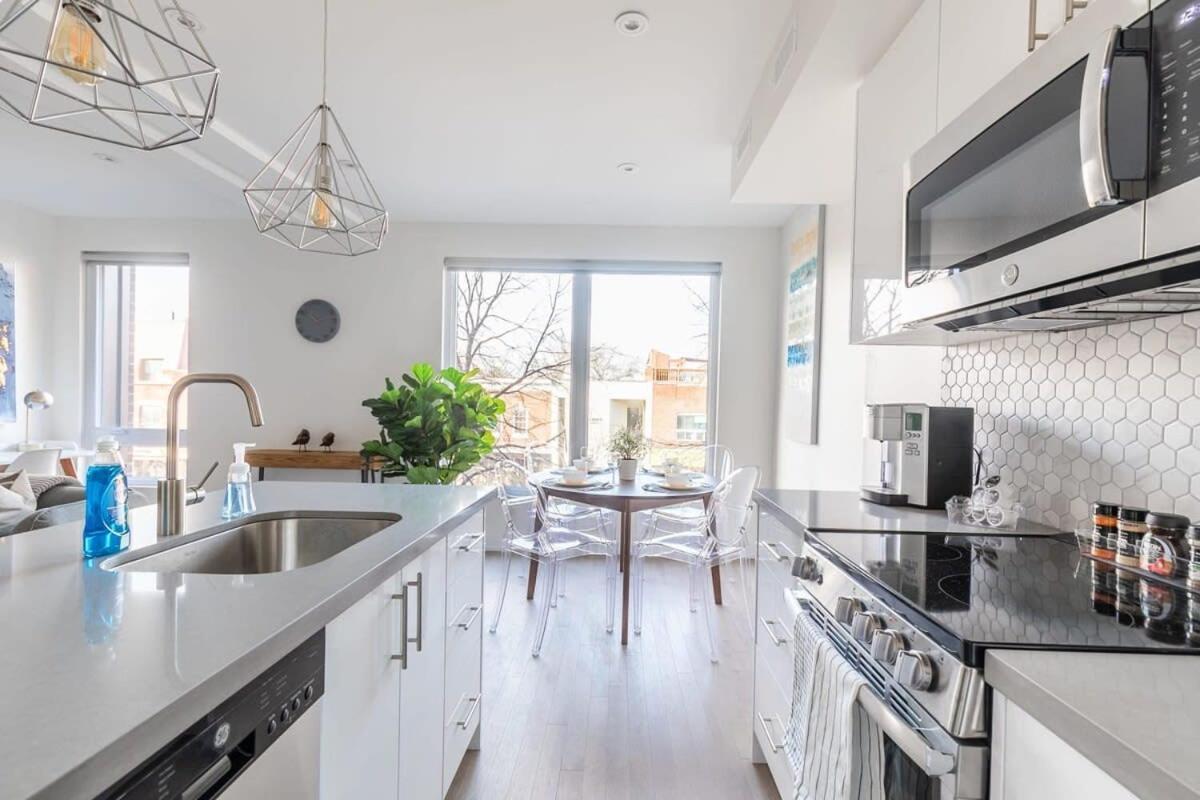 Apartment Spacious Unit In High Park North *