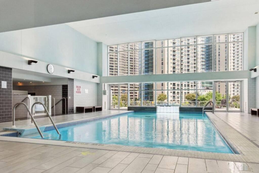 Apartment Views ~ Pool ~ Bbq ~ Harbourfront ~ Wifi