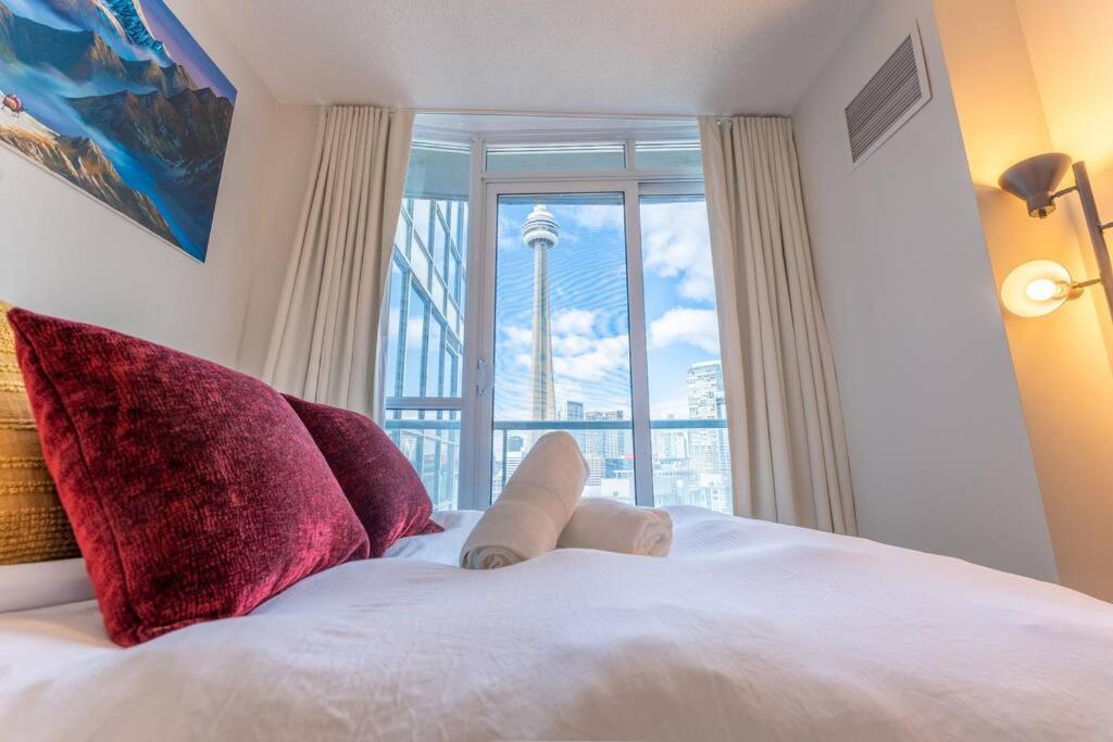 Views ~ Pool ~ Bbq ~ Harbourfront ~ Wifi Toronto