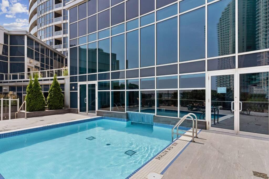 Apartment Views ~ Pool ~ Bbq ~ Harbourfront ~ Wifi *