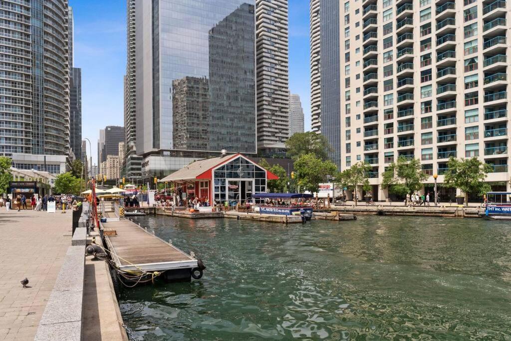 Apartment Views ~ Pool ~ Bbq ~ Harbourfront ~ Wifi Toronto