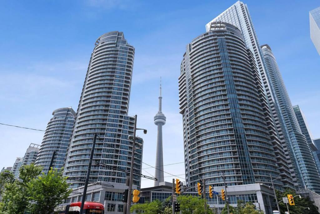 Views ~ Pool ~ Bbq ~ Harbourfront ~ Wifi Toronto