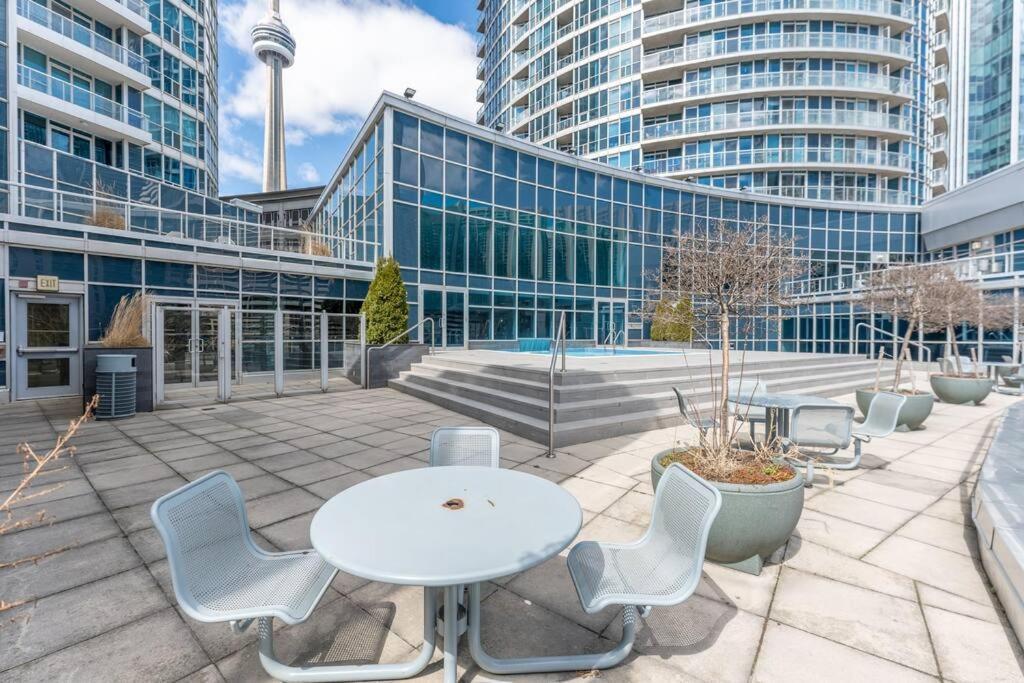 Apartment Views ~ Pool ~ Bbq ~ Harbourfront ~ Wifi
