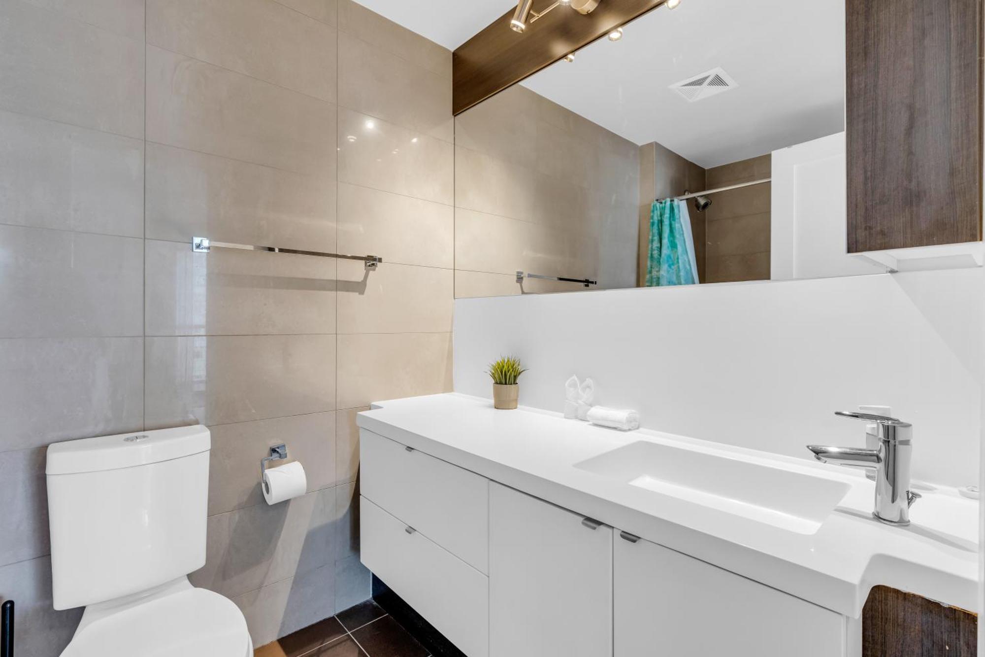 Modern Downtown Apartment *